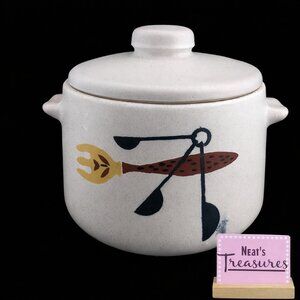 MCM West Bend WBE1 Kitchen UtensilsWhite Stoneware Lidded  2 Qt Crock Bean Pot